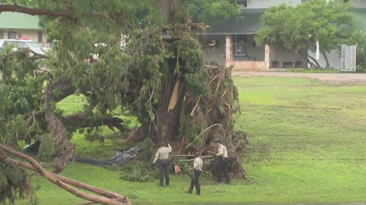 Univision San Antonio recorrió Camp Mystic este domingo 6 de julio. 
<b>El periodista Antonio Guillén muestra hasta dónde llegó el agua del río Guadalupe</b>, lo que permite 
<b>comprender la magnitud del peligro</b> que enfrentaron las personas que acampaban.