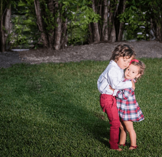 Bruce disfruta mucho cuidando a su hermanita Alana.