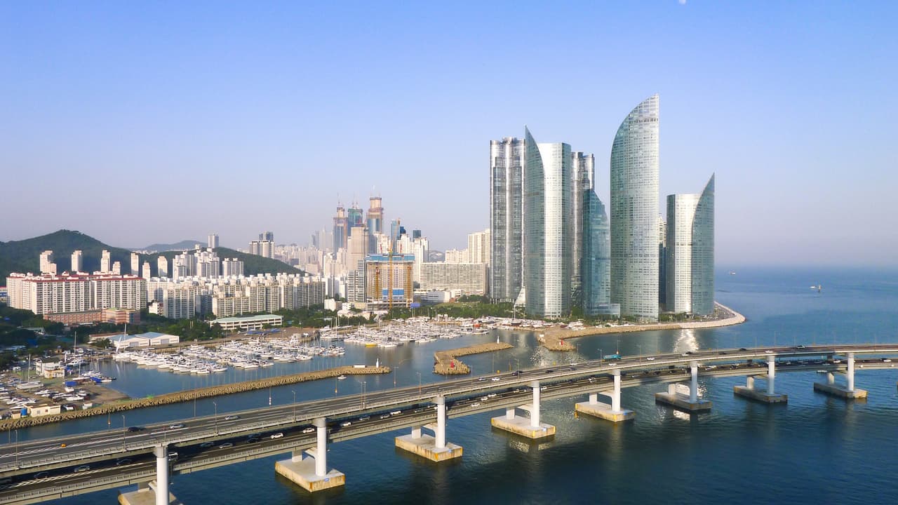 <h3 class="cms-H3-H3">Busán, Corea del Sur</h3>
<br>
<b>Categoría: </b>Cultura
<br>
<br>Estos 25 destinos para 2023 no son están en el radar de muchos viajeros pero son lugares vanguardistas, listos para que comenzar a explorarlos.
<br>
<br>En Busán se recomienda asistir al festival de cine de Asia y probar la cerveza artesanal.