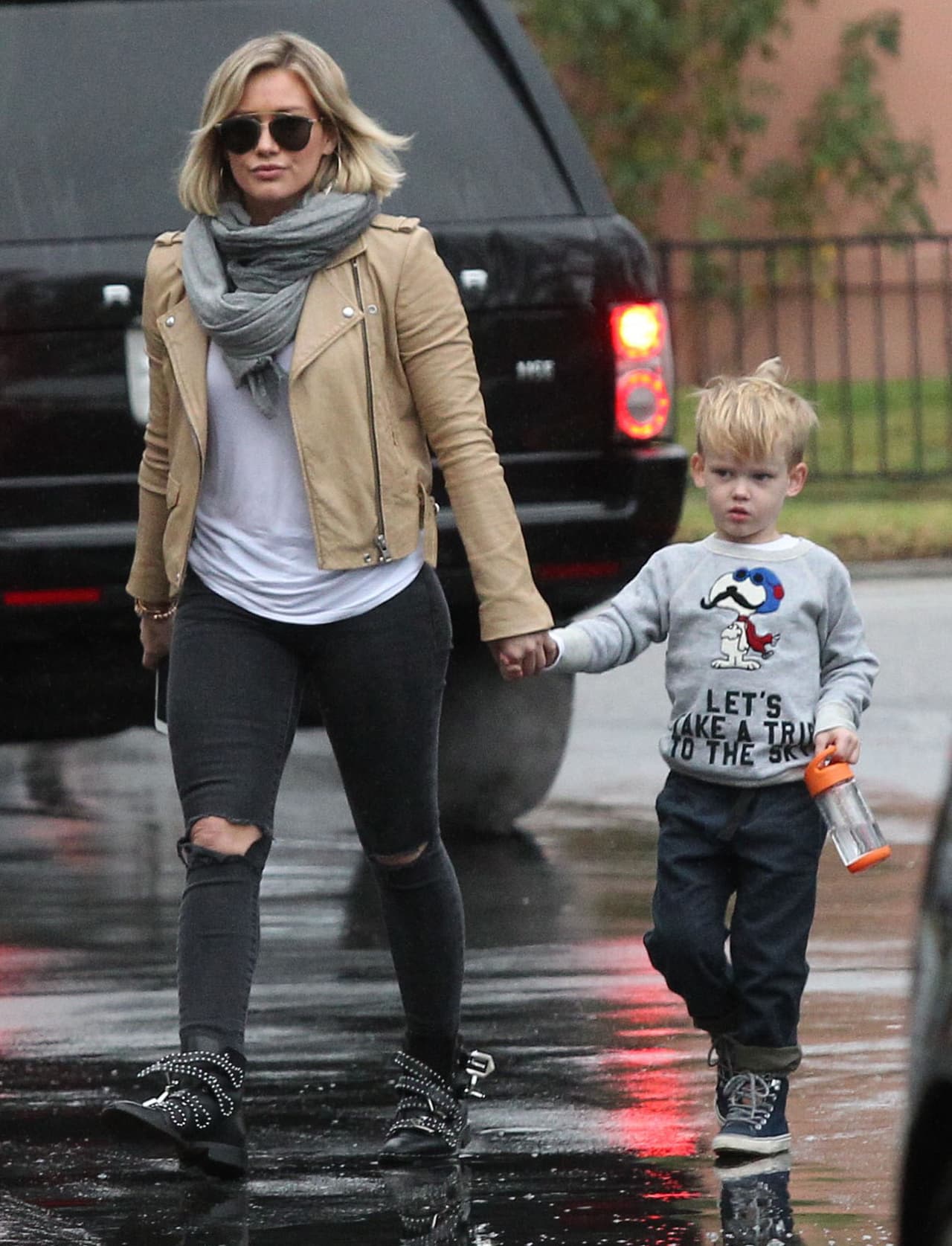Hilary Duff salió al "súper" con su hijo de cuatro años, Luca.