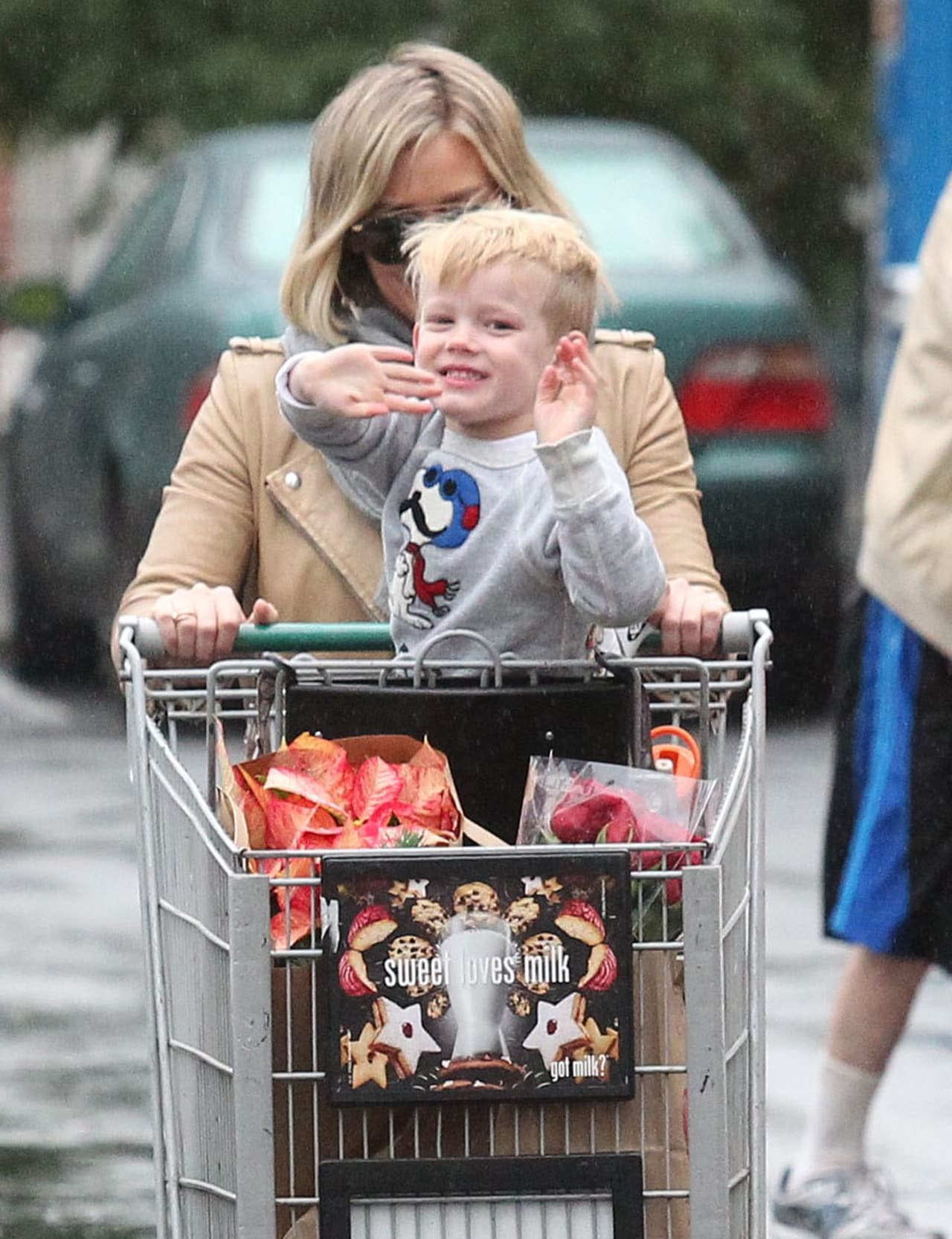 Saludando como si los conociera.