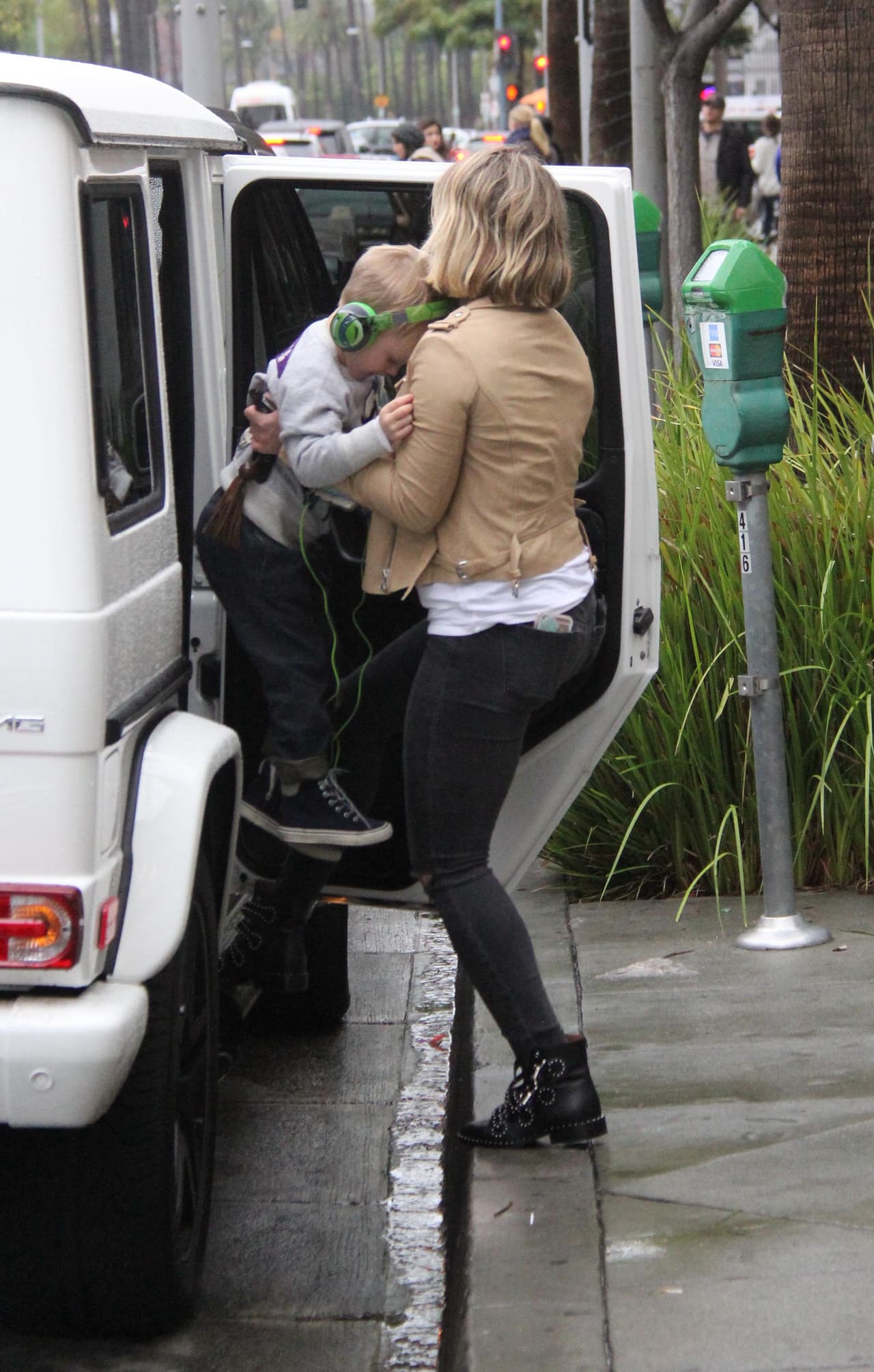 Hilary cargándolo otra vez a la camioneta.