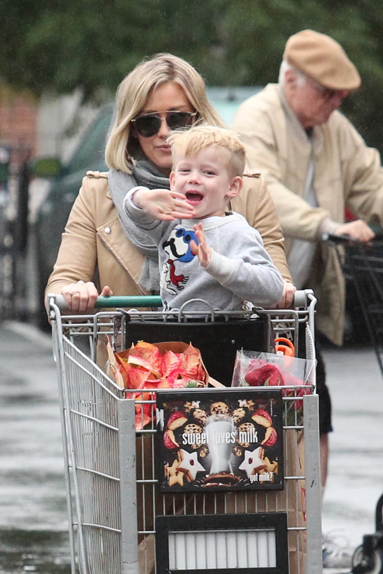 El pequeño Luca se divierte con las cámaras.