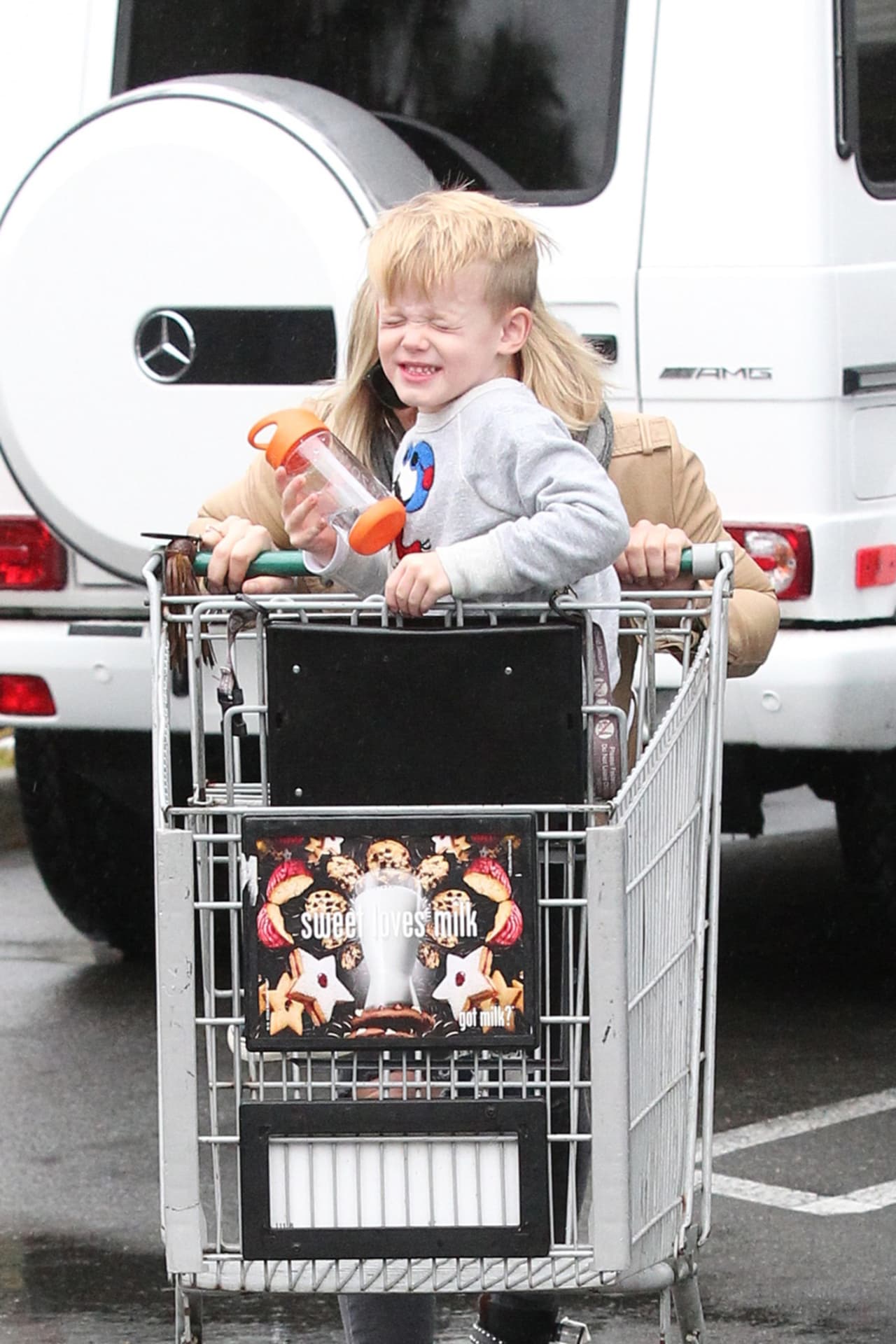 El pequeño Luca se divierte con las cámaras.