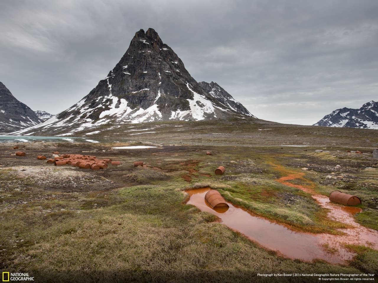 Barriles enlodados: el desolador paisaje de lo que ha quedado en una localidad en Groenlandia que albergó en la década de 1947 una base de la Fuerza Aérea estadounidense se alzó con otra mención honorífica en asuntos medioambientales. El fotógrafo Ken Bower acampó solo en el lugar para captar las imágenes.
