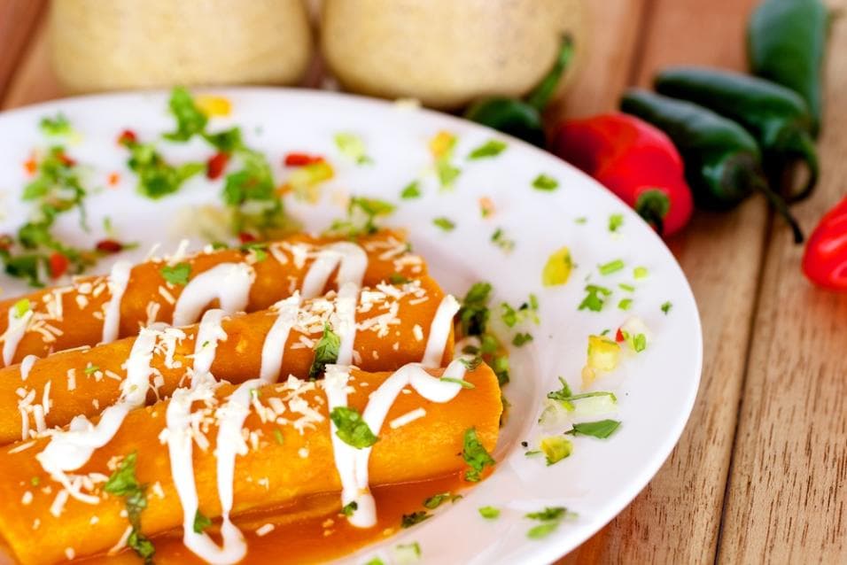 Entre los avances que han adelantado sobre la comida que servirán en la fiesta, Crescencio —el padre de Rubí— ha dicho que quizá haya enchiladas.
<a href="http://www.univision.com/estilo-de-vida/recetas/variedades-de-enchiladas-para-conquistar-fotos">Estas son las variedades de este platillo con el que pueden conquistar a sus invitados.</a>