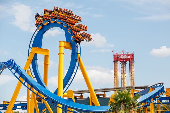 Six Flags Fiesta Texas elimina los requisitos de mascarilla y el distanciamiento físico de las atracciones