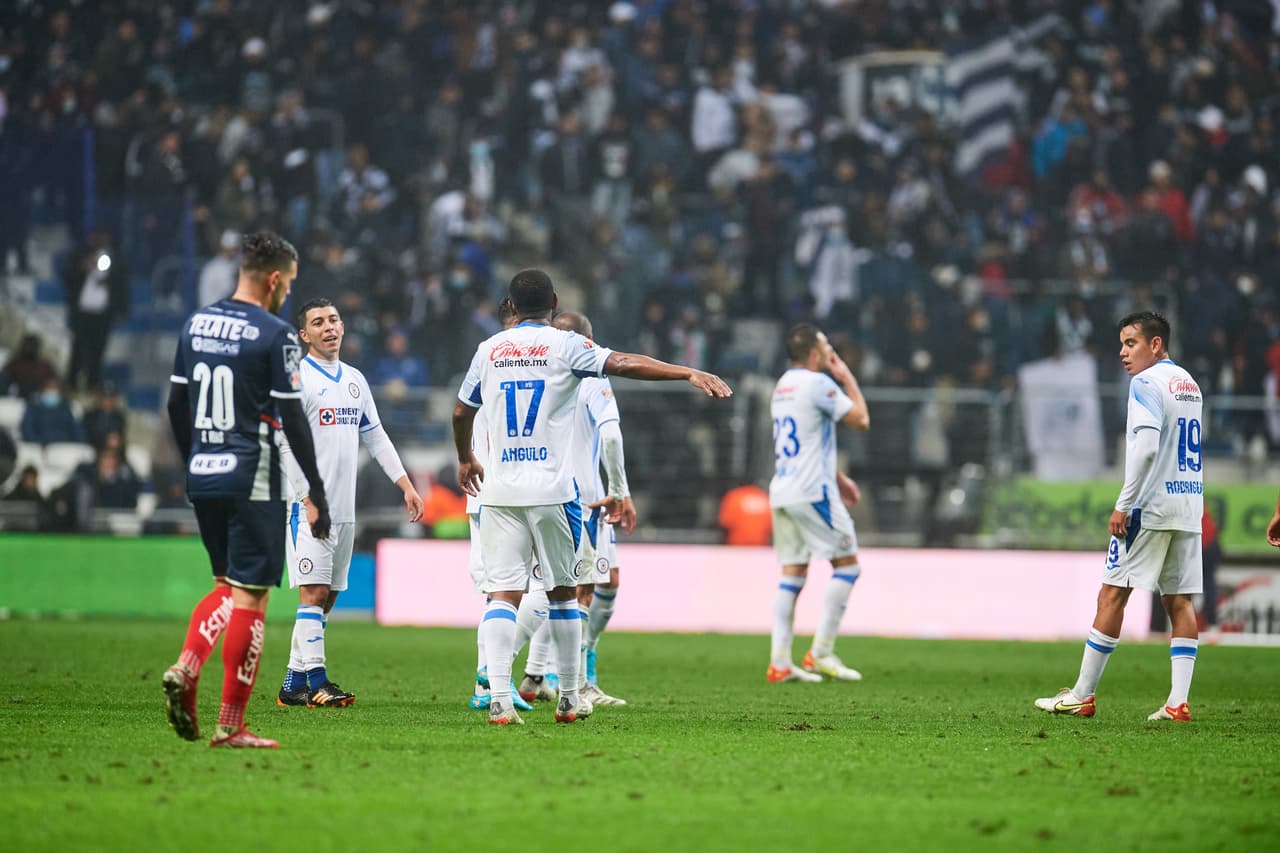 La polémica llegó al 51’ cuando John Medina se barrió en el área para evitar un disparo.El VAR llamó al árbitro César Ramos y tras la revisión se marcó penal y el defensa de Rayados vio la roja.