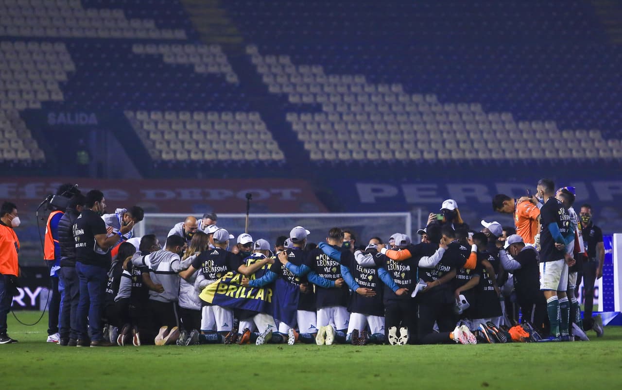 Así celebra León su nuevo campeonato del futbol mexicano en el estadio Nou Camp.