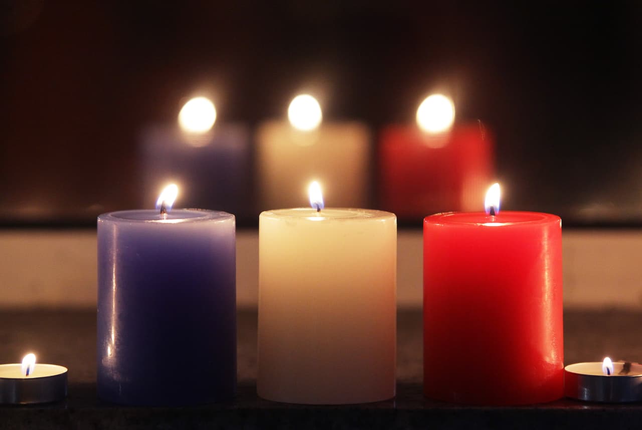 <b>Nunca deje velas encendidas. </b>Siempre apáguelas antes de irse a dormir. Mejor aún, invierta en las que funcionan con baterías.