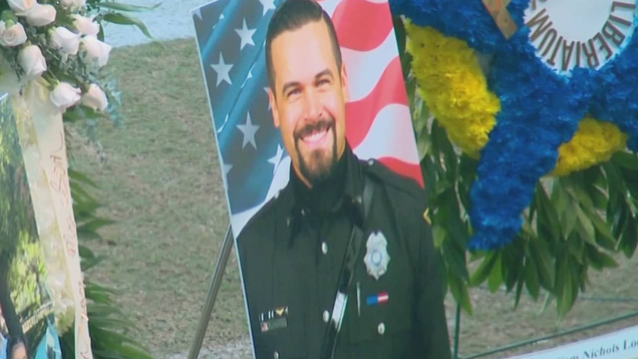 Con despliegue de honores y emotivos mensajes: dan el último adiós al oficial David Cajuso