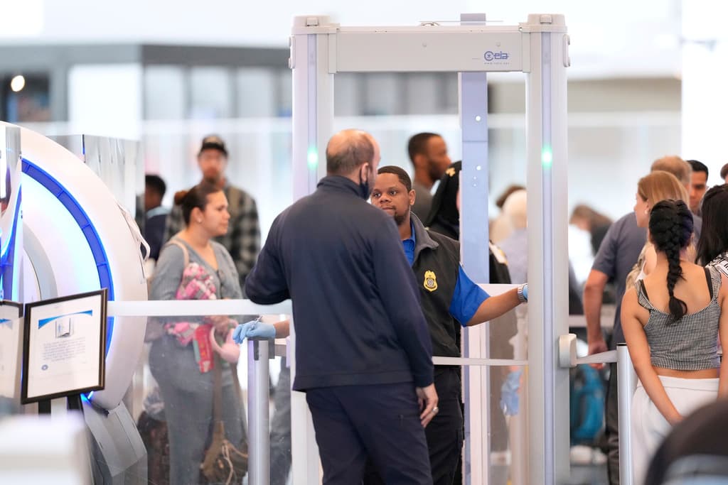 <h3 class="cms-H3-H3">Perspectivas inciertas</h3>
<br>Con la temporada de viajes de verano acercándose, los expertos advierten que Newark podría enfrentar meses de disrupciones si no se resuelven las fallas tecnológicas y de personal. La FAA planea reunirse con aerolíneas esta semana para discutir posibles reducciones de vuelos, proponiendo un límite de 34 llegadas y 34 salidas por hora, frente a las 80 actuales. Mientras tanto, los viajeros enfrentan incertidumbre, y la modernización del sistema de control aéreo se perfila como una prioridad nacional.
<br>