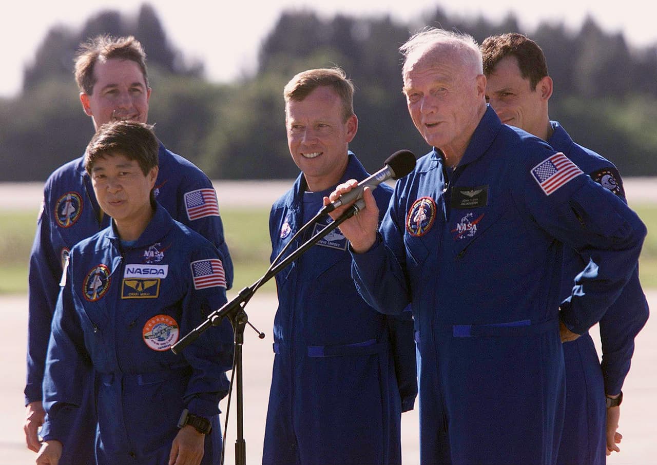 Hablando con la prensa tras su regreso del espacio en el Kennedy Space Center, en Florida. (Foto de Tony Ranze/AFP/Getty Images)