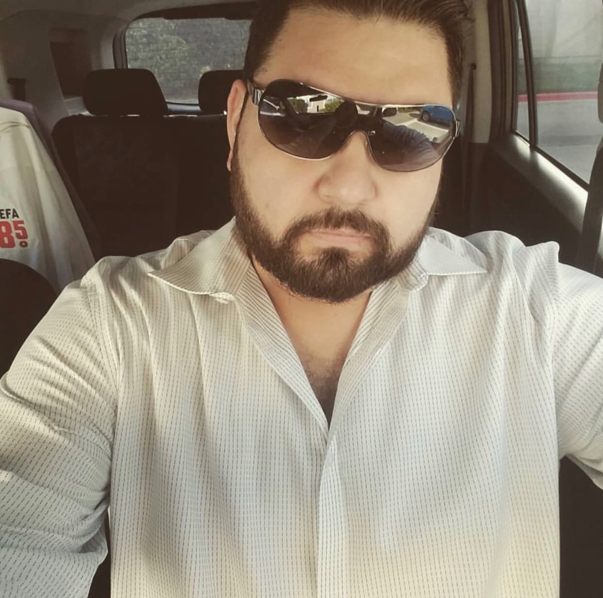 Aquí con los lentes mal puestos.