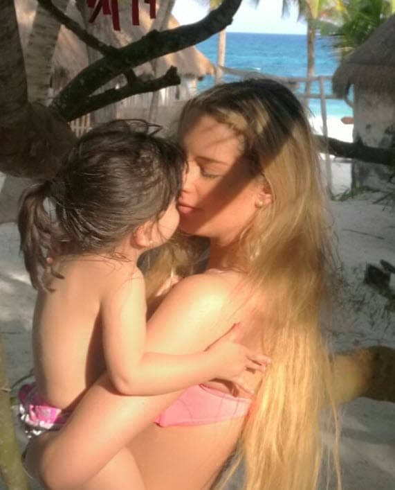 "La pusieron igual en cuarentena y todo, pero se sacaron la prueba con el hisopo, Bobby y Carlotta, y ellos salieron negativos, y pues ya 
<b><a href="https://www.univision.com/famosos/sin-revelar-donde-tania-ruiz-confirma-que-recibira-ano-nuevo-con-enrique-pena-nieto-y-su-familia-fotos" target="_blank">después lo agarré</a></b>", compartió.
<br>