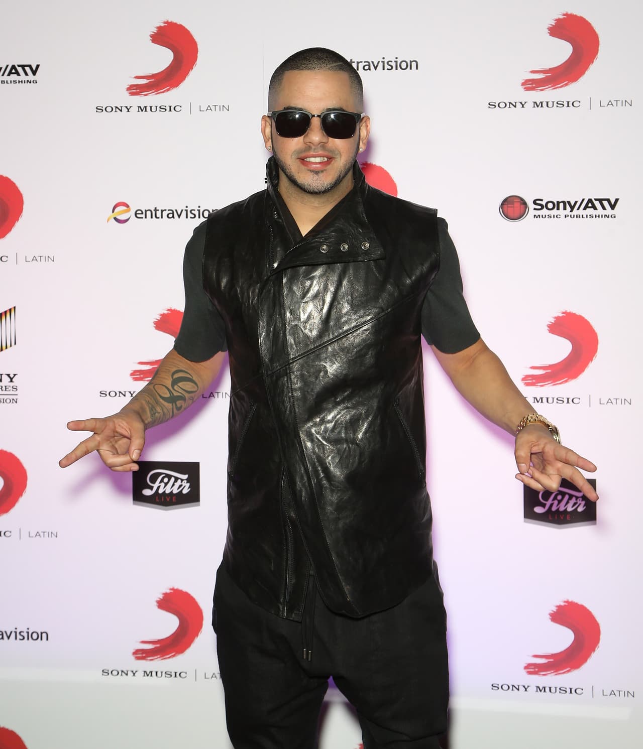 El General Gadiel atendió la entrega del Grammy en 2014, y lució como accesorios: sus lentes de sol, tatuajes en los brazos y un reloj.