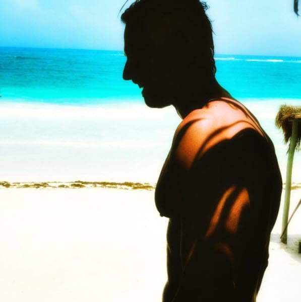 Sobre todo sus pectorales, ya que se dice que se puso implantes.