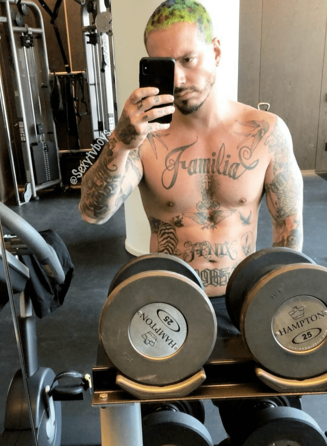 Los artistas compartieron cómo se conocieron “Todo lo bueno toma tiempo. Hace 6 meses estaba en el gym y dije: este man es parecido a Ed Sheeran, pues así fue, era él”- recordemos que uno de los lugares favoritos de Balvin es el gimnasio, lugar en el que además desahoga ansiedad.