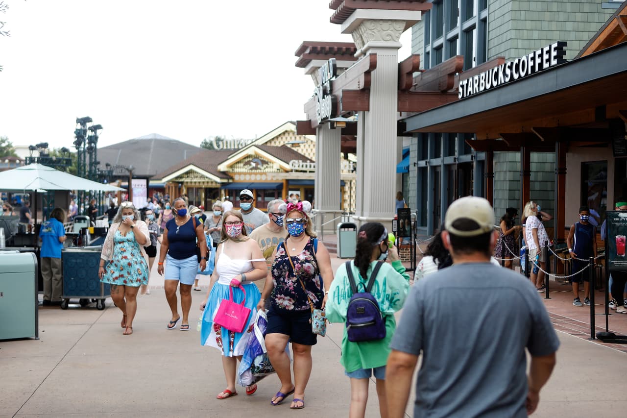Una multitud camina por el centro comercial Disney Springs, muy cerca del complejo de parques temáticos de Disney en Lake Buena Vista, Florida, el 8 de julio. A pesar que en el estado de Florida el número de
<a href="https://www.univision.com/noticias/salud/mapa-actualizado-del-coronavirus-cifras-de-casos-confirmados-y-fallecidos"><u> contagios de coronavirus no paran de crecer</u></a>, el gigante del entretenimiento decidió que comenzará a reabrir sus instalaciones en el estado de manera escalonada desde las 9:00 am del 11 de julio.