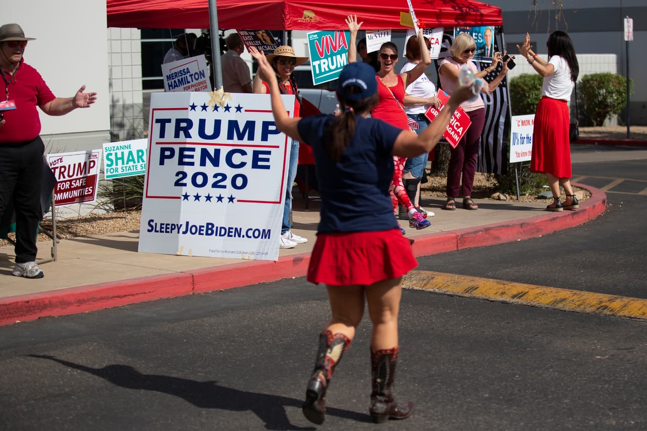 Los partidarios de Trump se saludan a las afueras del puesto de votación de la Iglesia Bíblica Palabra Viva en Phoenix, Arizona, este martes 3 de noviembre de 2020.