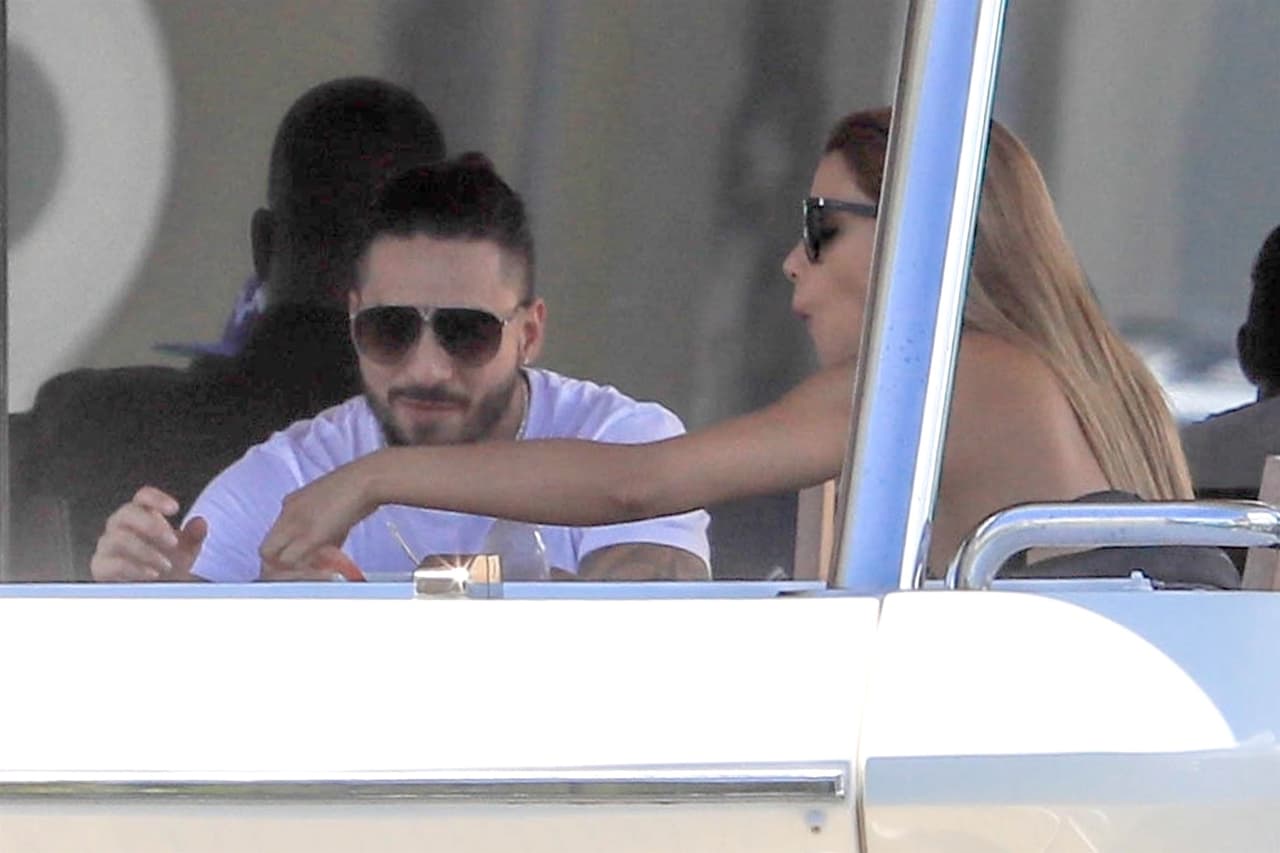 El cantante y sus acompañantes se deleitaron con los bocadillos dispuestos para complementar esa tarde de relax.