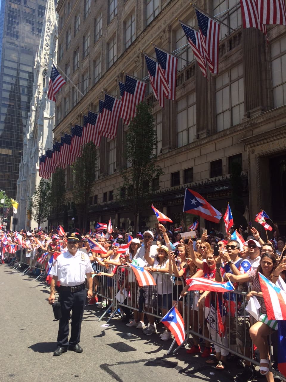 El equipo de Univision 41 se trasladó a la Quinta Avenida para formar parte de la edición 58 del Desfile Nacional Puertorriqueño en Nueva York, al cual también asistió el Gobernador de Puerto Rico Alejandro García Padilla. Un evento que sin duda ha puesto a gozar a los boricuas que se encuentran fuera de la isla.