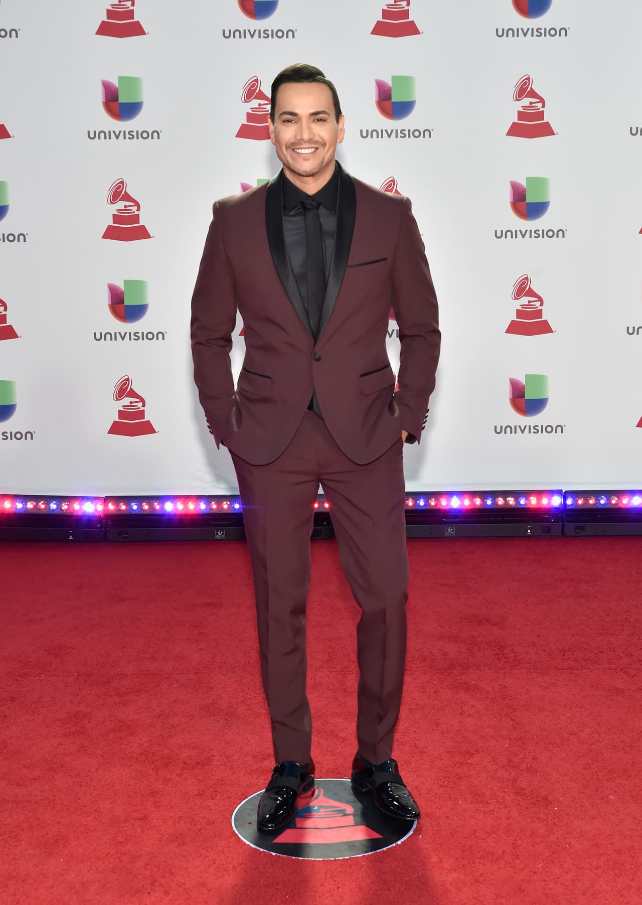 El cantante Víctor Manuelle dio muestra de su elegancia y estilo con una combinación en vino y negro.