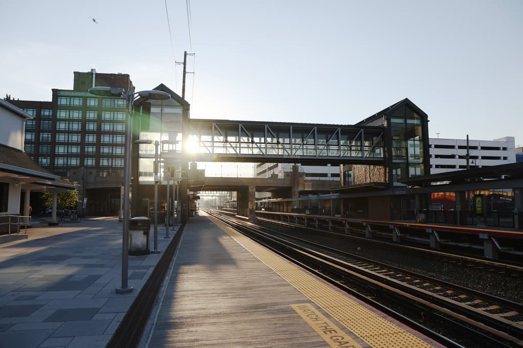 Quienes necesiten llegar a Mineola, Hempstead Lake, Hicksville y Bay Shore, deben subir a los autobuses que estarán a las afueras de la estación 
<b>Howard Beach-JFK Airport</b>, también en Queens.