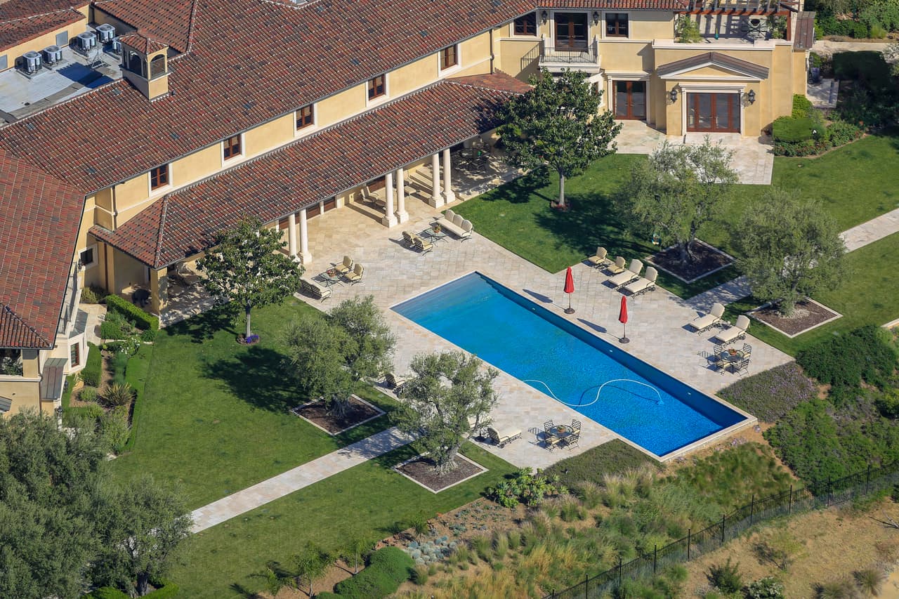 Aunque ahora vivan en una
<b> <a href="https://www.univision.com/famosos/meghan-markle-y-harry-no-quieren-ser-vistos-llenaron-de-rejas-y-lonas-su-mansion-de-los-angeles-fotos" target="_blank">mansión de Beverly Hills</a> </b>con valor de 18 millones de dólares, propiedad del productor de cine Tyler Perry, deben pagar 22 mil dólares al mes para reponer lo gastado en Frogmore Cottage. 
<br>