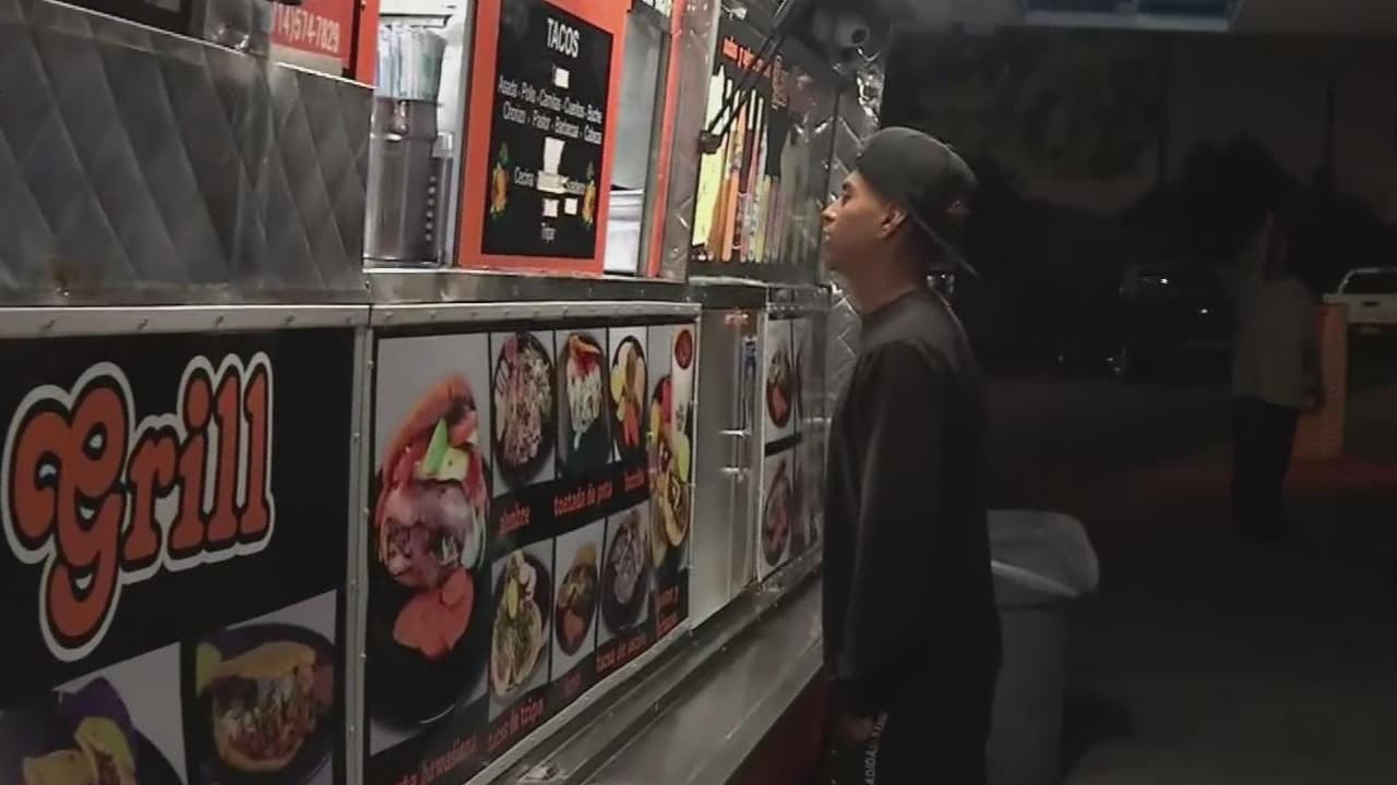 Dueños de loncheras en Santa Ana piden que a comerciantes ambulantes se les exijan los mismos requisitos para vender