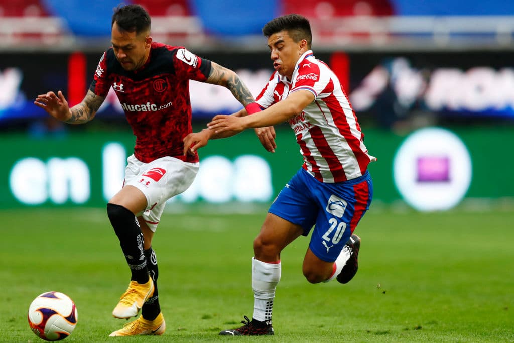 Molina (23’) abrió el marcador con un soberbio testarazo, pero un tiro de Kevin Castañeda (25’) penetró el arco de Gudiño, quien prácticamente no vio el esférico. Guadalajara visitará al San Luis y Toluca recibirá a los Rayos en la J3 de la competición de futbol mexicano.