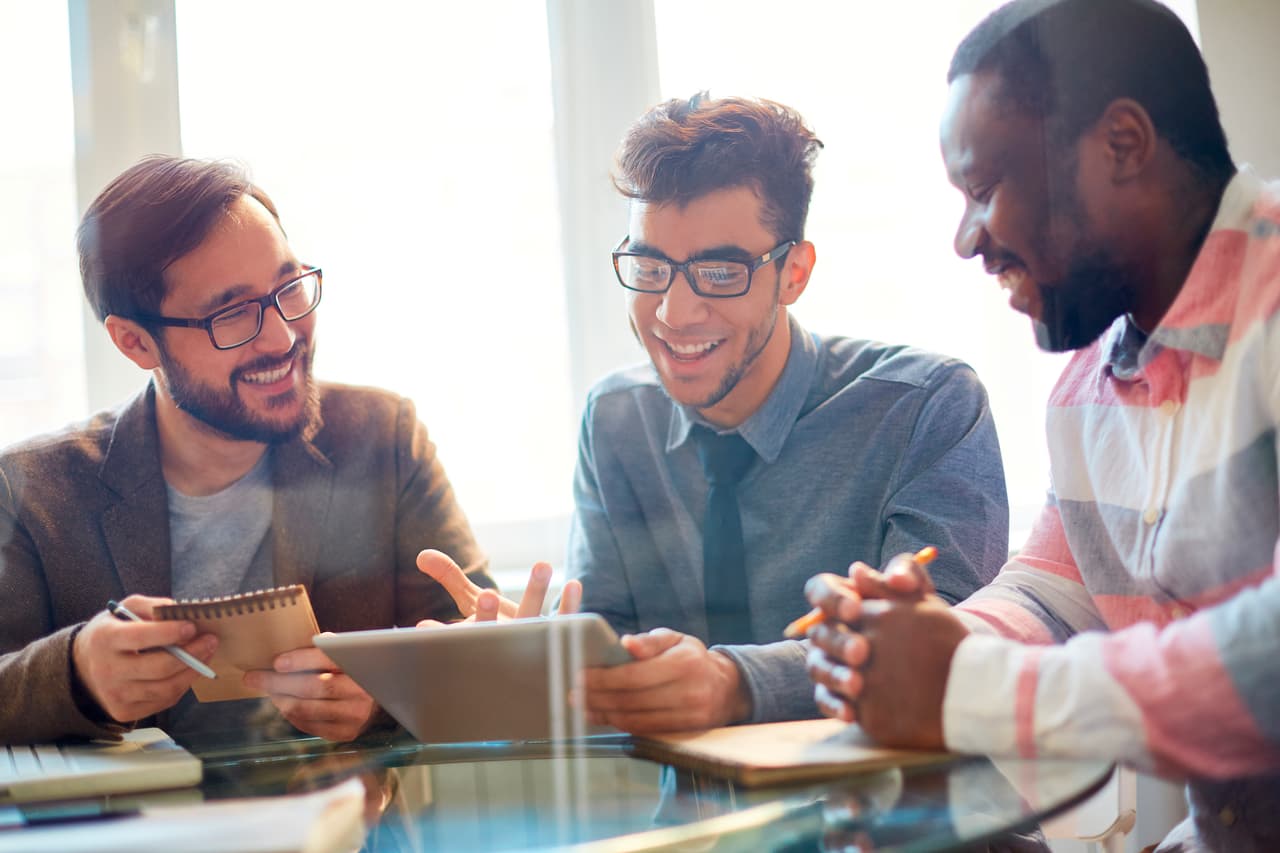 Si escuchas con atención los comentarios y críticas de tus compañeros de trabajo y asimilas aquellas que sean positivas descartando todas las que no te convengan podrás mejorar aspectos poco positivos de tu forma de actuar en esos momentos y sacar ventaja a lo que escuches.
<br>