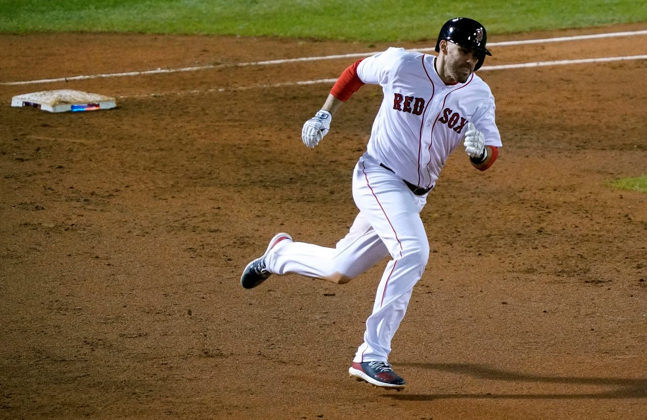 JD quiso hacer el batazo un triple pero se resbaló con la segunda almohadilla y se torció el tobillo, y debió regresar. No tuvo que salir del juego pese a la torcedura.