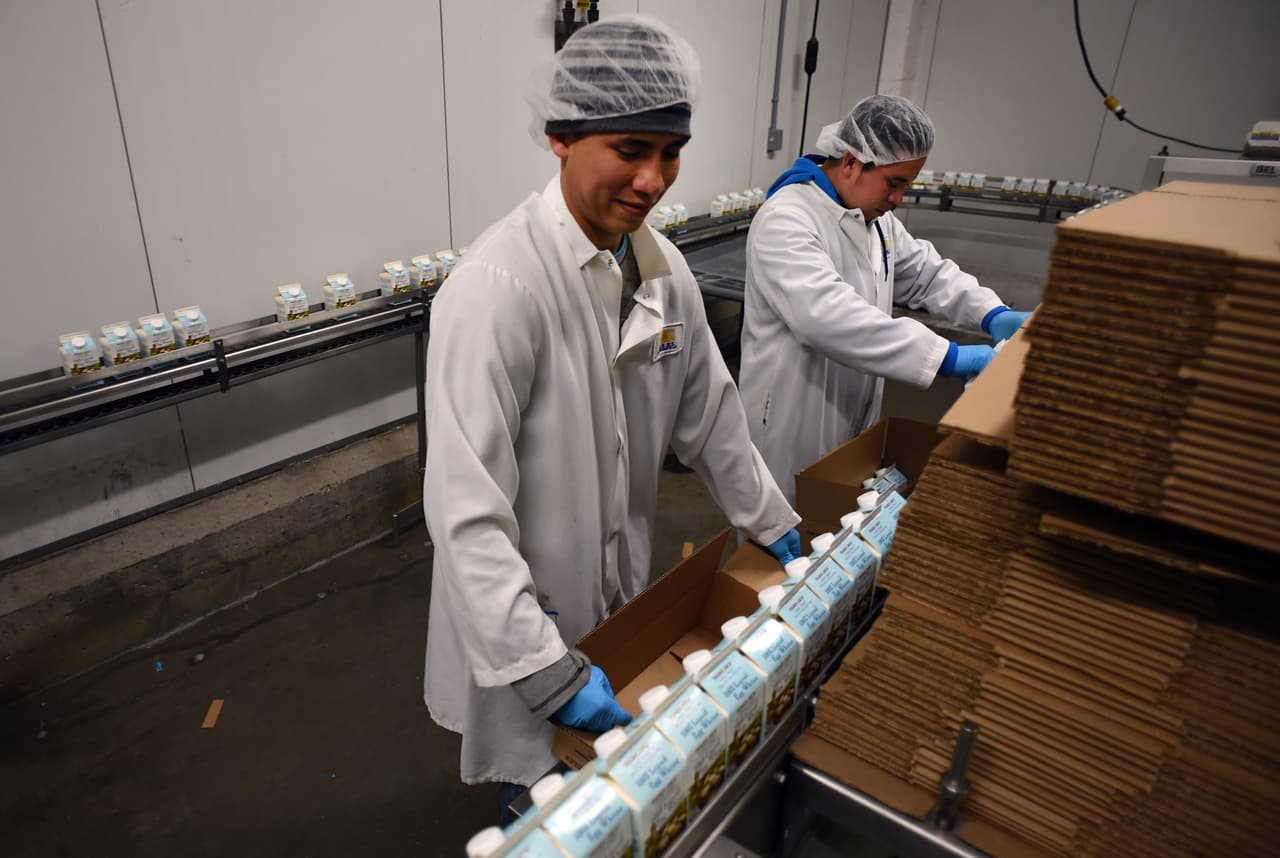 <b>Fabricación esencial</b>, incluyendo:
<br>-Procesamiento de alimentos, agentes de fabricación, incluyendo todos los alimentos y bebidas
<br>-Productos químicos
<br>-Equipo médico/instrumentos
<br>-Farmacéuticos
<br>-Productos sanitarios
<br>-Telecomunicaciones
<br>-Microelectrónica/semiconductores
<br>-Agricultura/granjas
<br>-Productos de papel para el hogar