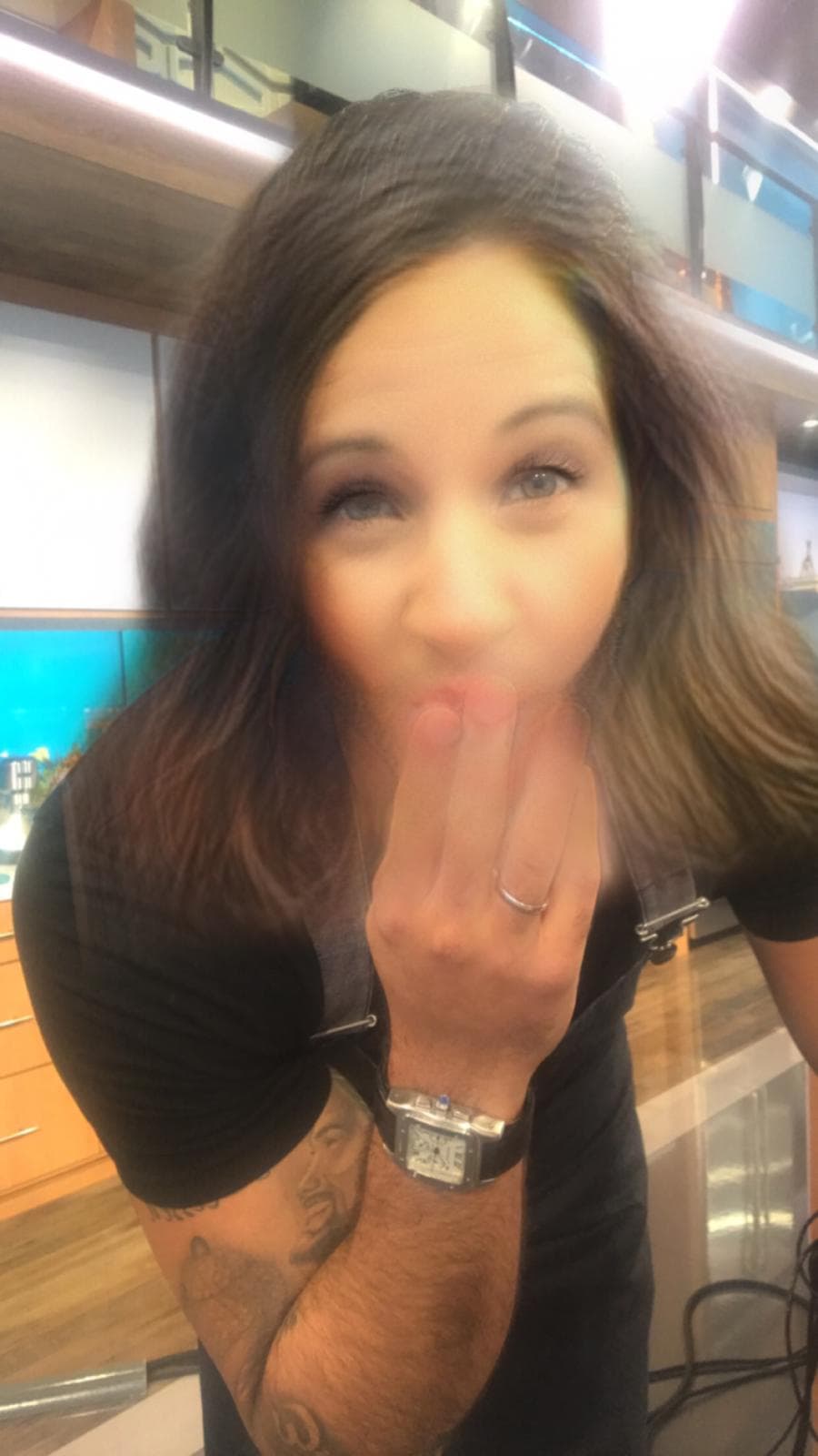 Aquí lo vemos con características de mujer y hasta besos envió a la cámara.