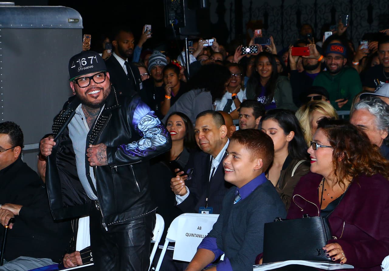 El hermano de Selena se ha visto envuelto en varios escándalos. En 2017 fue requerido por la justicia en el condado de Nueces, en Texas, por no pagar la manutención de sus hijos.