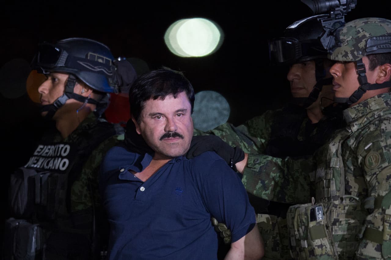 <b>De nuevo tras las rejas. </b>El Chapo Guzmán es presentado a la prensa por agentes de seguridad luego que el presidente de México, Enrique Peña Nieto, anunciara su recaptura. 8 de Enero de 2016
<b>. </b>
