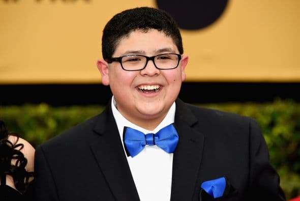 El hijito de Sofía en 'Modern Family', Rico Rodriguez, igual de formalito que en la serie.