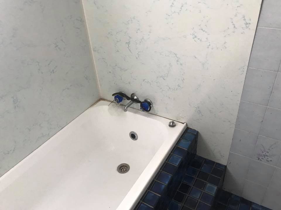 <b>Un bañito caliente</b>
<br>Esta serpiente es más fácil de ver que las anteriores. Quizás el reptil espera que alguien tome un baño para acompañarlo, como sugiere en su
<a href="https://www.facebook.com/SunshineCoastSnakeCatchers/photos/a.1483835075201616.1073741828.1483562515228872/1924026497849136/?type=3&theater">página de Facebook</a> la empresa "atrapaserpientes" Sunshine Coast, en Australia.