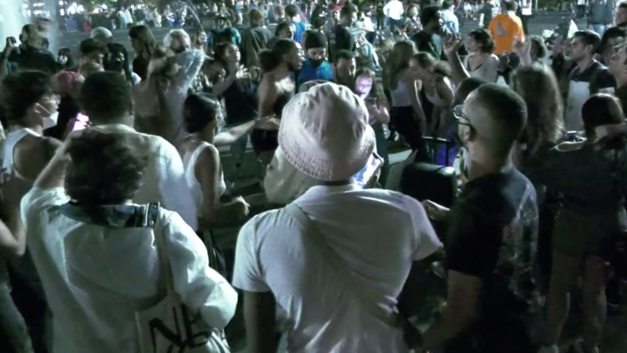 Seis estudiantes de NYU dan positivo por coronavirus días después de fiesta masiva 