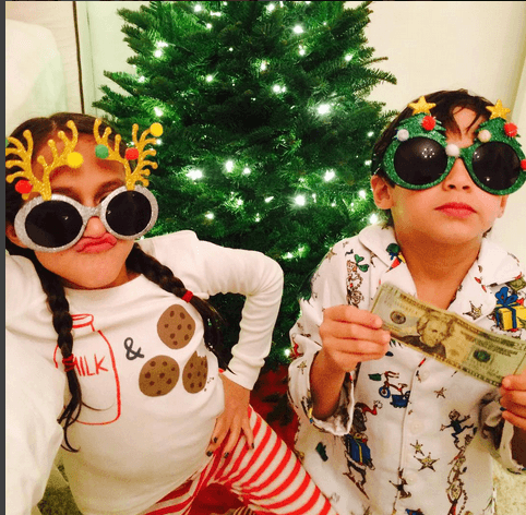 Qué te parece esta imagen de sus hijos, muy navideños.