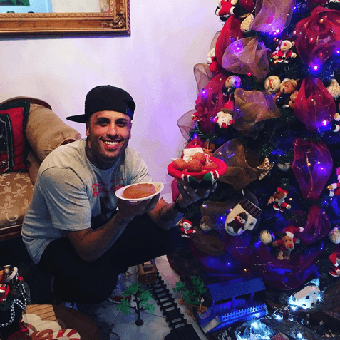 Nicky Jam no faltó en las fotos navideñas. ¡Tranquilo papurri que te puede salir pancita!