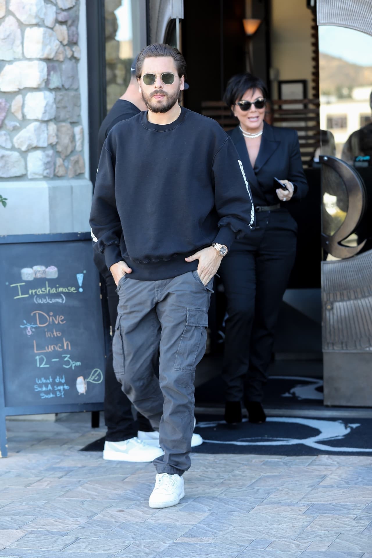 En las imágenes del capítulo que se llama ‘Tangle Web’, Kris Jenner le pregunta a Scott Disick si tiene una relación seria con alguien, a lo que él responde con un sí. 
<br>