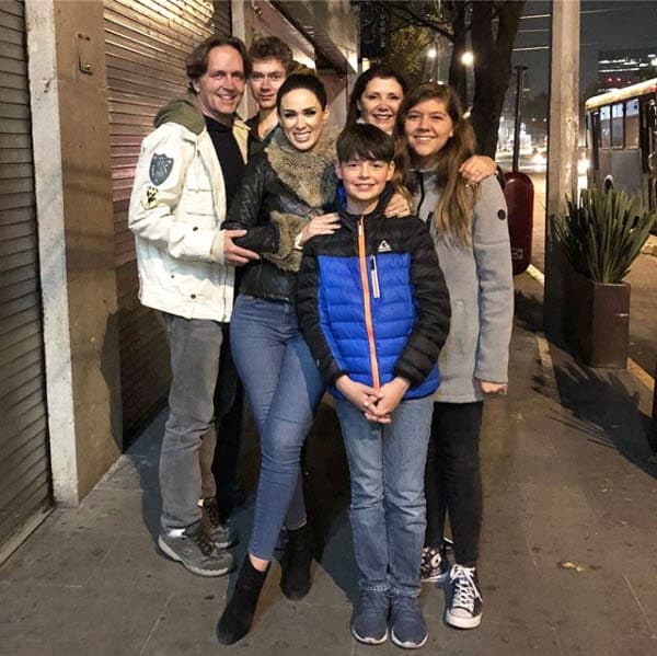 Hace unos días los actores se reunieron y se tomaron la foto del recuerdo para compartirla con sus seguidores: "De esos amigos que se convierten en familia!!! Los adoro #FamiliaEcker @guy_ecker #Bert", escribió la actriz en su cuenta de Instagram.