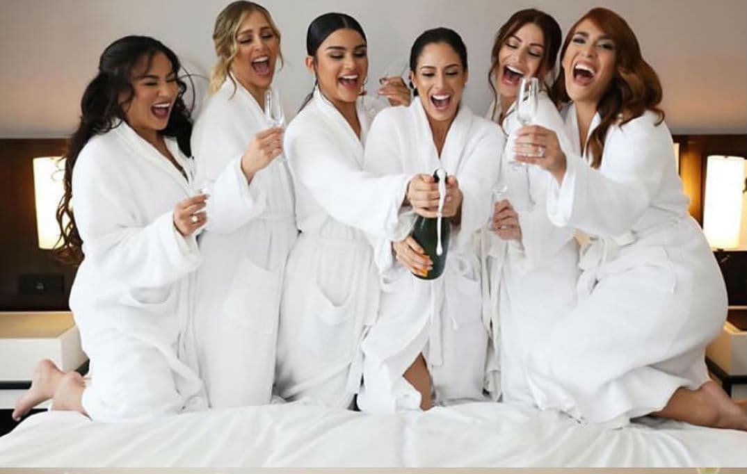 El día por fin llegó. El ritual de vestirse previo al momento más esperado comenzó con un brindis arriba de la cama y en bata. Las damas de honor se muestran emocionadas.
