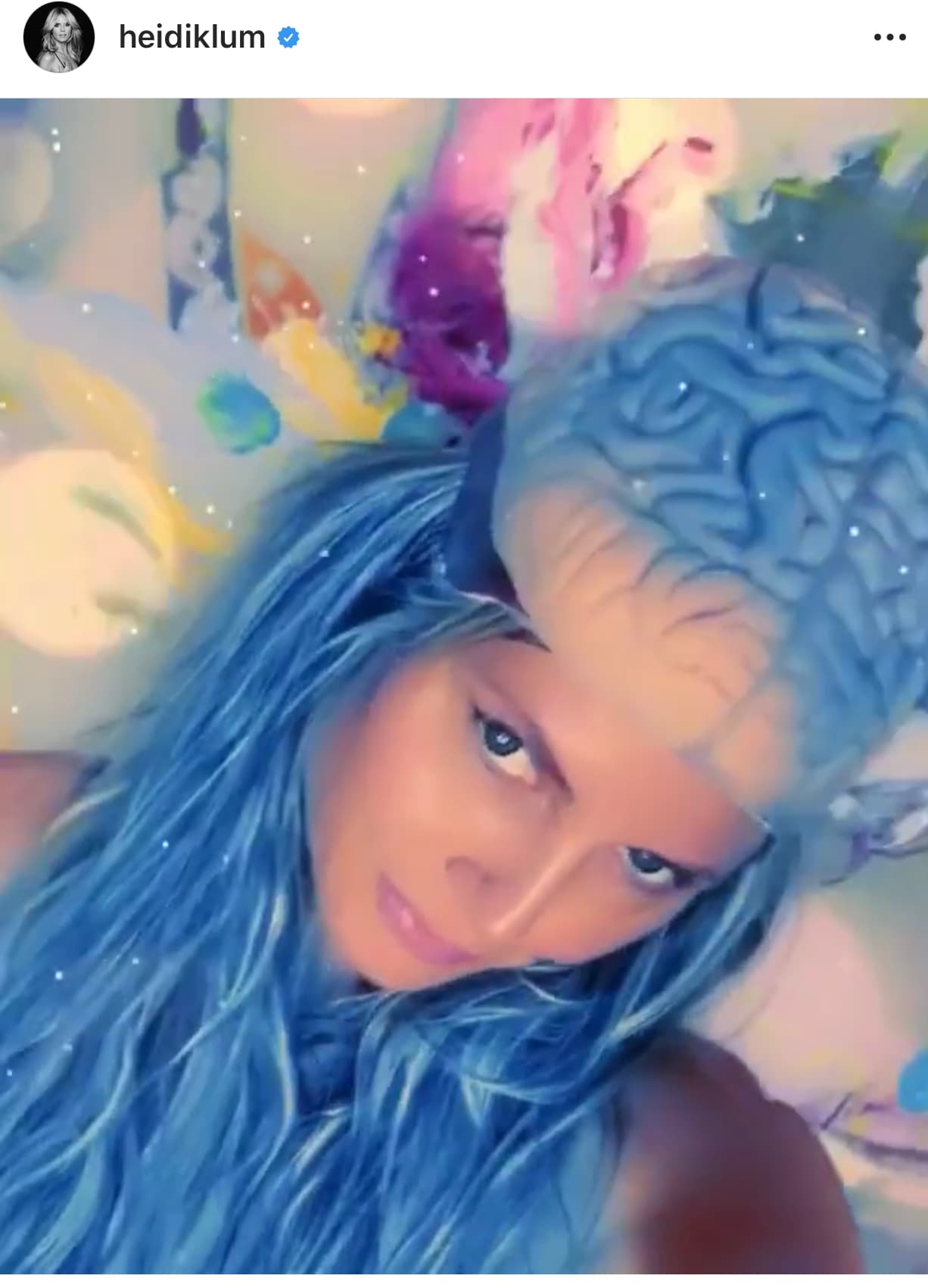 Klum también publicó un video en su 
<b><a href="https://www.instagram.com/p/B4FrO5Yhu4W/" target="_blank">cuenta de Instagram</a></b> en el que aparece con una especie de peluca en la que se aprecia un cerebro.