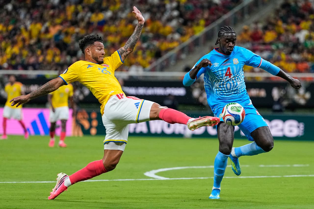 El colombiano Luis Suárez (25) y el congoleño Axel Tuanzebe (4) disputan el balón durante el partido de fútbol del Grupo K de la Copa del Mundo entre Colombia y el Congo en Zapopan, cerca de Guadalajara, México, el martes 23 de junio de 2026.