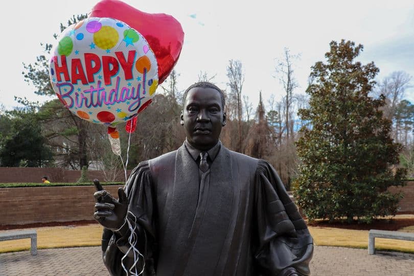 <b><a href="https://raleighnc.gov/news/2022-01-05-john-chavis-memorial-park-presents-king-day-celebration-dr-martin-luther-king-jrs" target="_blank">King Day en Chavis Park (17 de enero)</a></b>. Este evento gratuito mostrará el trabajo del Dr. King y la historia de la fiesta nacional. También habrá artes y manualidades para niños, y una búsqueda del tesoro de derechos civiles al aire libre y más. Habrá camiones de comida en el lugar.