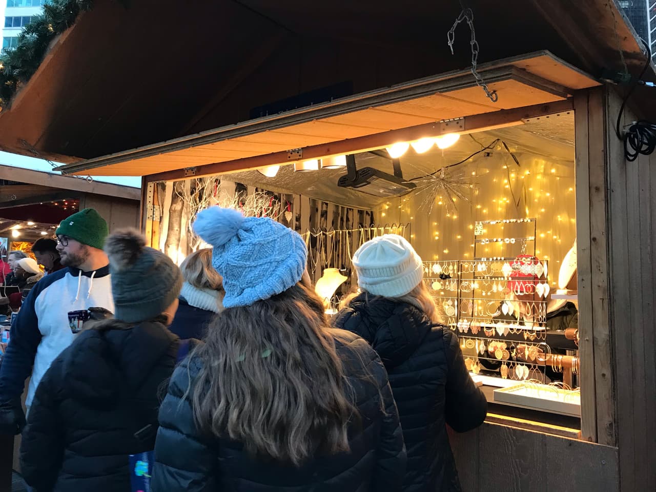 Desde accesorios hechos a mano hasta bufandas tejidas, puedes encontrar amplia variedad de obsequios.