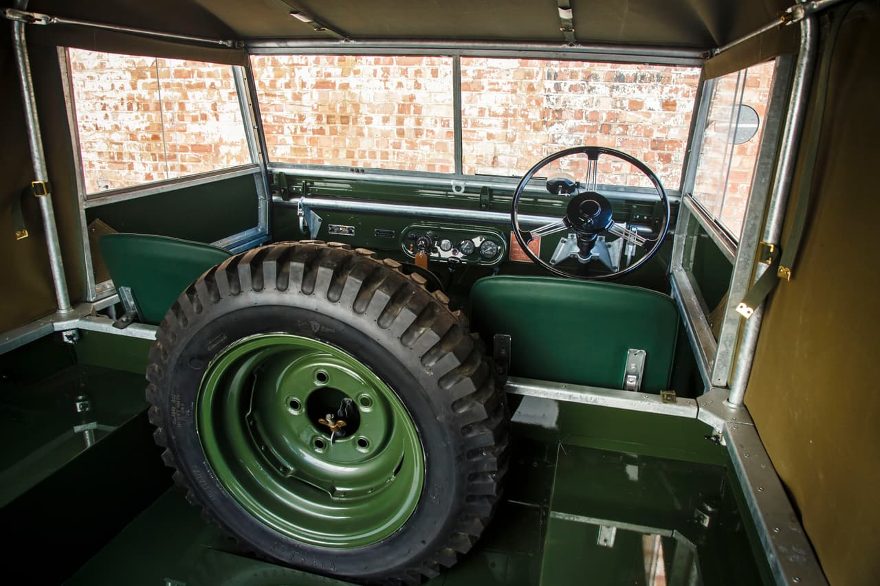 El interiord de la Land Rover Serie I era extremadamente simple y funcional
